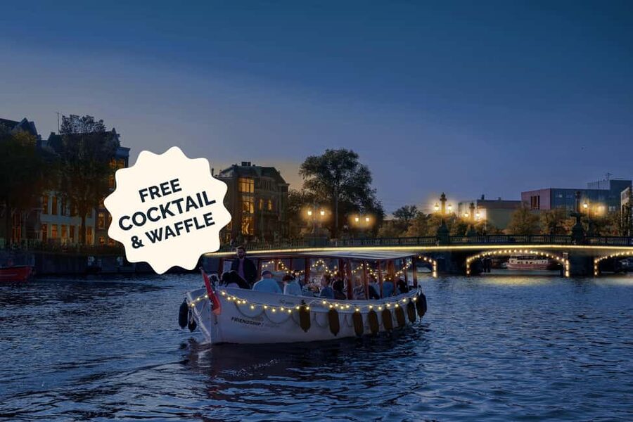 Amsterdam: Evening Lights Cruise incl. Cocktail & Waffle - Welcome aboard: vanilla vodka cocktail and the classic Dutch stroopwafel