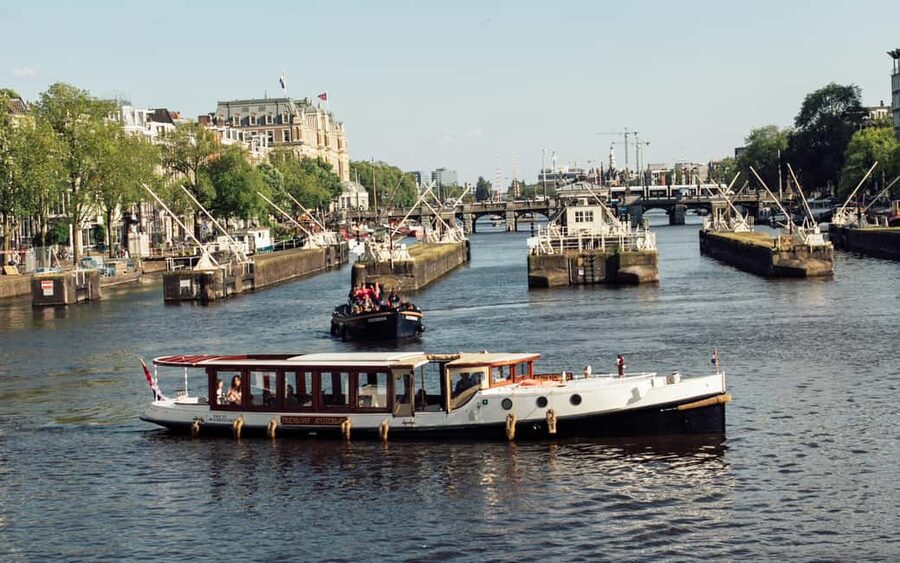 Amsterdam: Evening Lights Cruise incl. Cocktail & Waffle - Practical tips for a comfy hour on the water