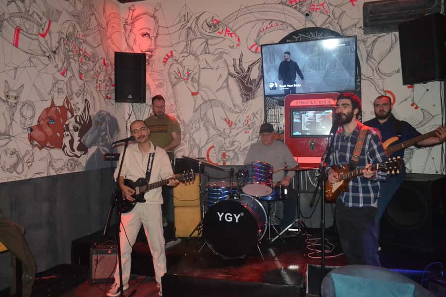 Baku: Guided Bar Crawl with Shots and Nightclub Entry - Who this tour suits best (and who might not love it)
