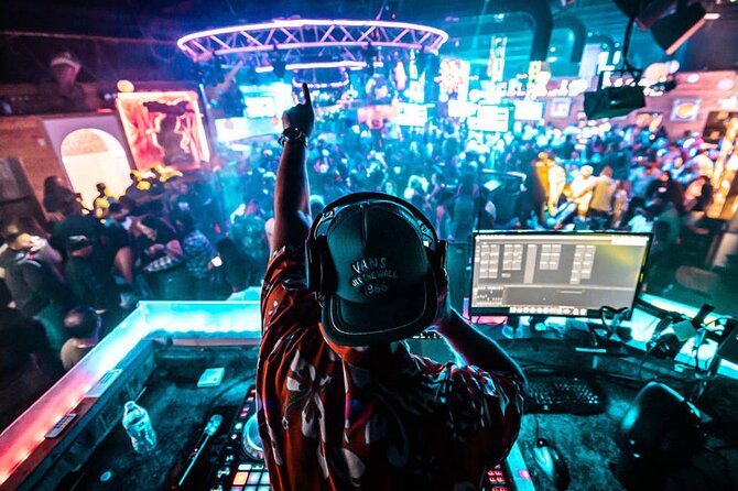 Bar Crawl Benidorm: 4 Venues 1 Night Including Karaoke & Drinks - Price and value: what $21.72 really buys you