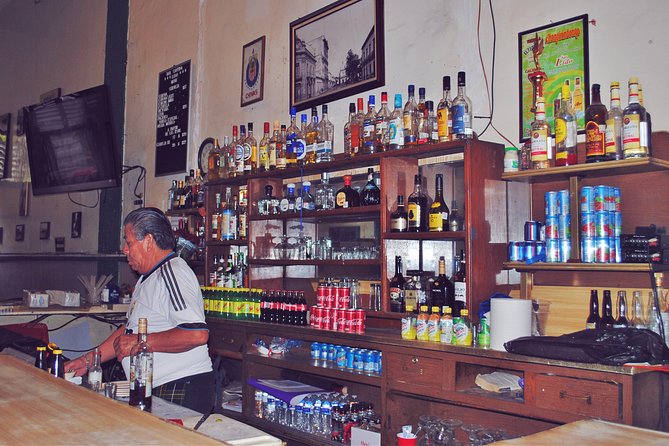 Bar Crawl in Guadalajara downtown - Nueve Esquinas and the Birria-Spotting Moment