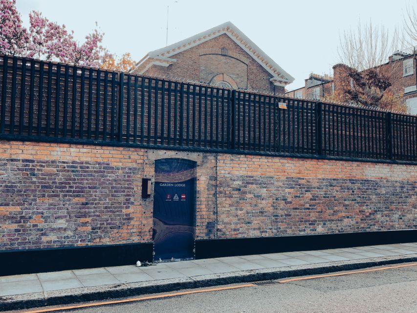 London: Secrets of Freddie Mercury Tour with a Cocktail - Photo stop and café break: why the schedule feels realistic