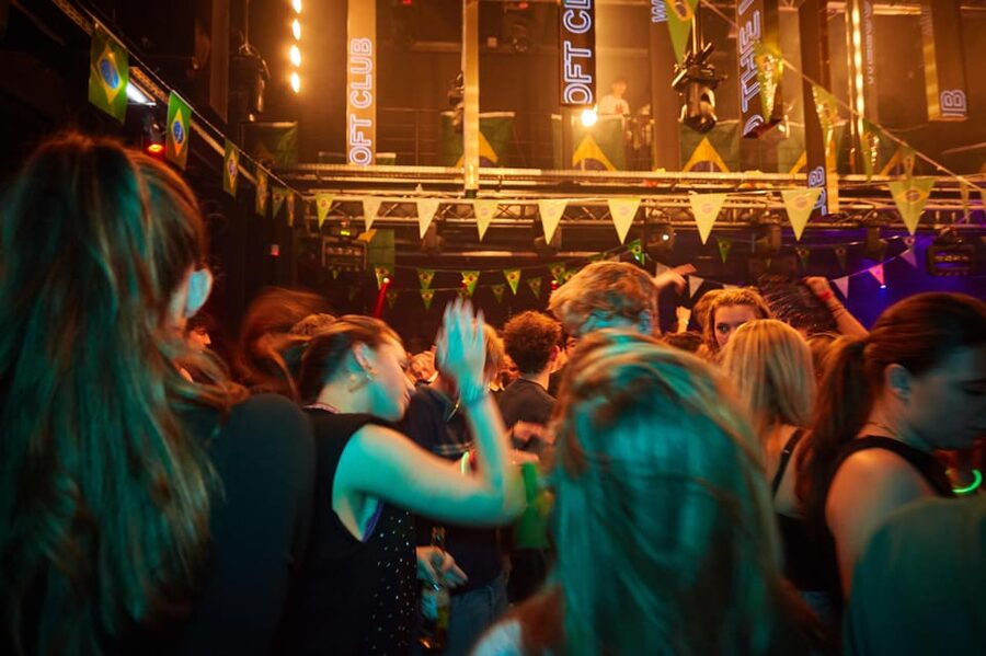 Lyon: Riviera Bar Crawl Party with Free Shots and Vip Entry - Meeting point and simple prep: what to bring
