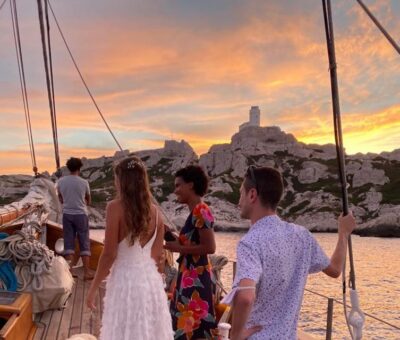Marseille: Frioul Islands Sunset Cruise with Cocktail Dinner - The 30-minute sail where Marseille turns golden