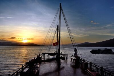 Nha Trang Sunset Cocktails and Dinner Cruise - Live Violin and Guitar: Music That Actually Fits the Setting