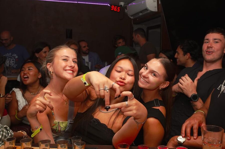 Nice: Orange Bar Crawl with 5 Free Shots & VIP Club Entry - Stop by Stop: How the 5 Bars and Clubs Keep the Night Lively