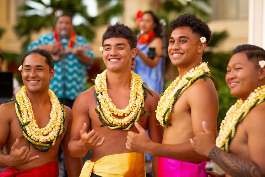 Oʻahu: Nā Lei Aloha Lūʻau & Dinner or Cocktail Show Option - The lei greeting: more than a souvenir photo moment