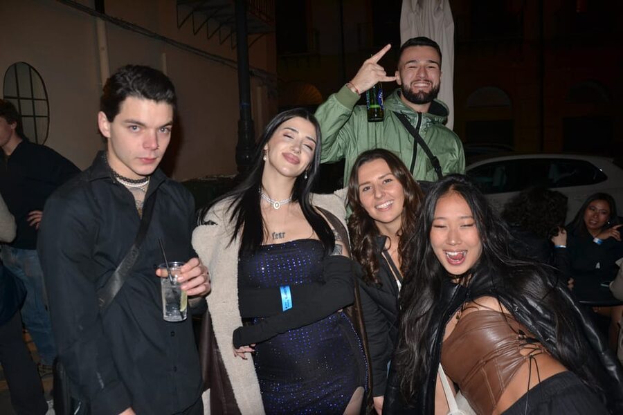 Palermo: Guided Bar Crawl with Shots and Discounts on Drinks - The walking route: city center strolls, photo moments, and quick transfers