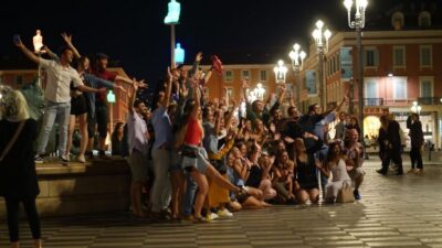 Paris: Guided New Year's Eve Bar Crawl with Drink - Second bar: more games, more deals, and the group vibe clicks