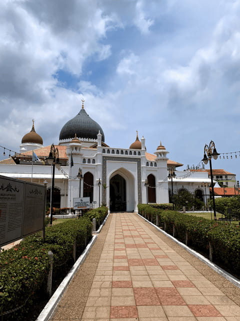 Penang: Georgetown Foodie Walking Tour with a Cocktail - Street art and heritage streets: how you see George Town after dark