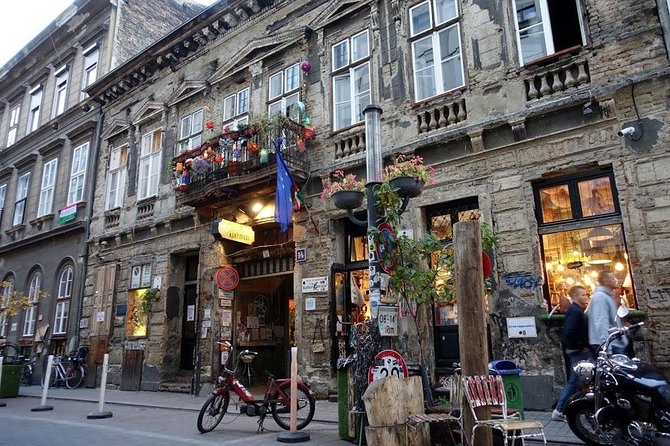 Private Budapest Ruin Bar Tour with Local Drinks & Street Food - How the 3-hour crawl works (and why the timing matters)