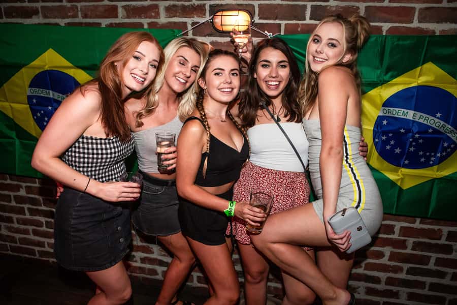 Queenstown: Bar Crawl with 5 Free Shots and Pizza - Queenstown Nightlife in 4 Hours: what this tour is really like