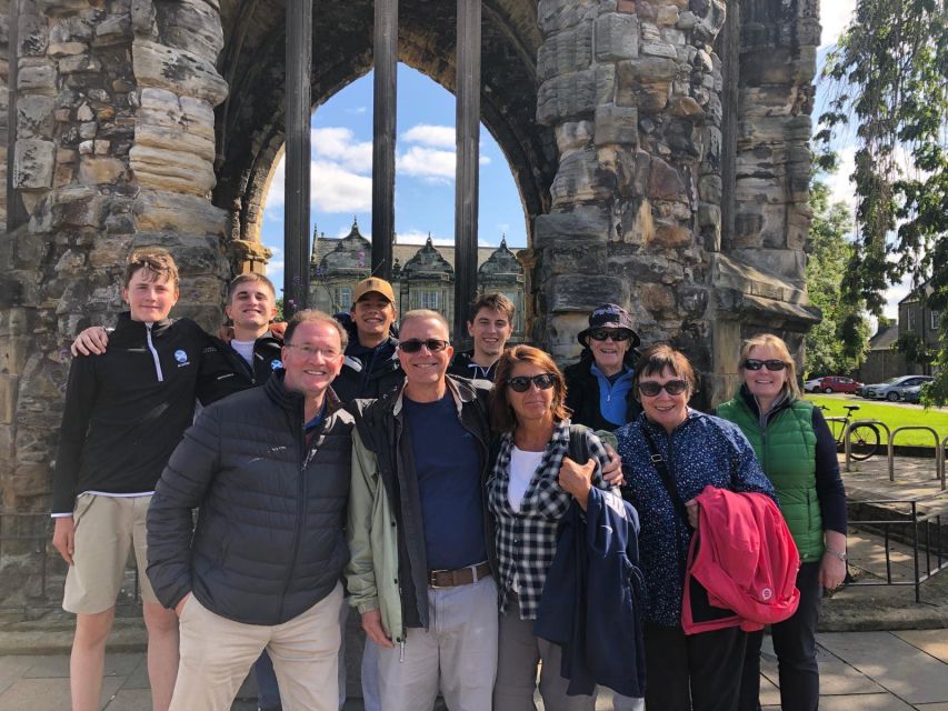 St Andrews: City Highlights Walking Tour with Cocktail - Start at Martyrs’ Monument: Getting Oriented Fast