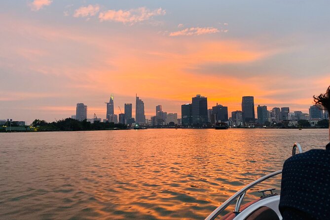 VIP Tour in Saigon: Romantic Sunset Cocktail by SpeedBoat - Photo-friendly skyline timing: what to expect at dusk